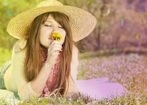 Hermosa chica morena en sombrero en el parque. Foto en multicolor — Foto de Stock