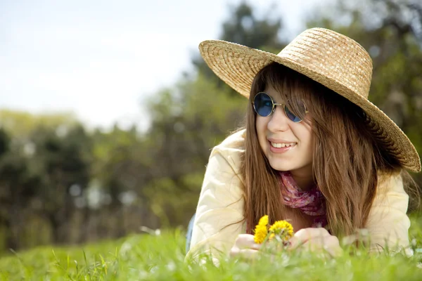 Piękna brunetka dziewczyna w kapeluszu w parku. — Zdjęcie stockowe
