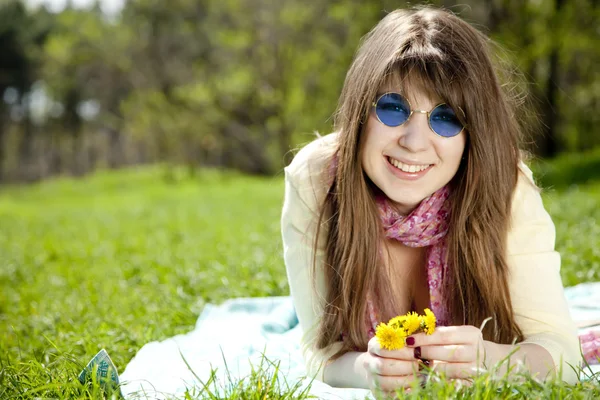 Menina morena bonita em óculos azuis no parque . — Fotografia de Stock