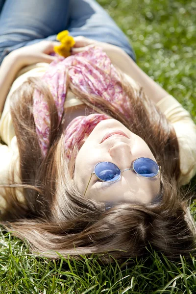 Όμορφη μελαχρινή κοπέλα σε μπλε γυαλιά στο πάρκο. — Φωτογραφία Αρχείου
