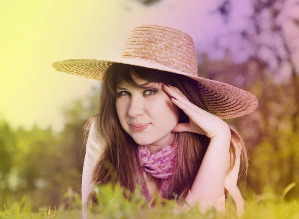 Piękna brunetka dziewczyna w kapeluszu w parku. zdjęcie w multicolor — Zdjęcie stockowe