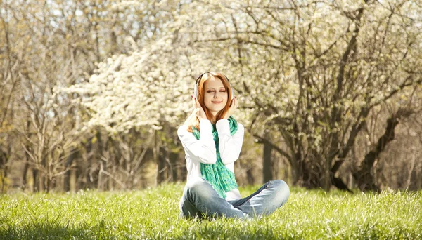 Mooie brunette meisje in blauwe glazen op het park. — Stockfoto