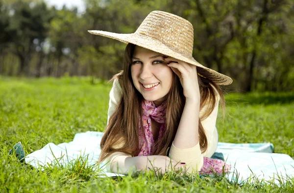 Schöne brünette Mädchen im Hut im Park. — Stockfoto