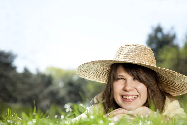 Vacker brunett flicka i hatt på park. — Stockfoto