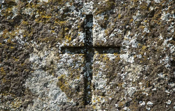 Старый крест на могиле XIX века . — стоковое фото