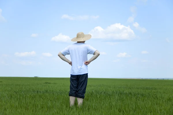 Agricultor en sombrero en campo de primavera . —  Fotos de Stock