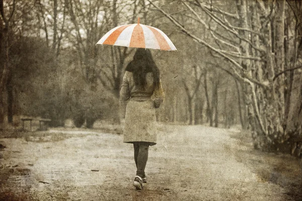 Chica solitaria con maleta y paraguas en camino rural. — Stok fotoğraf