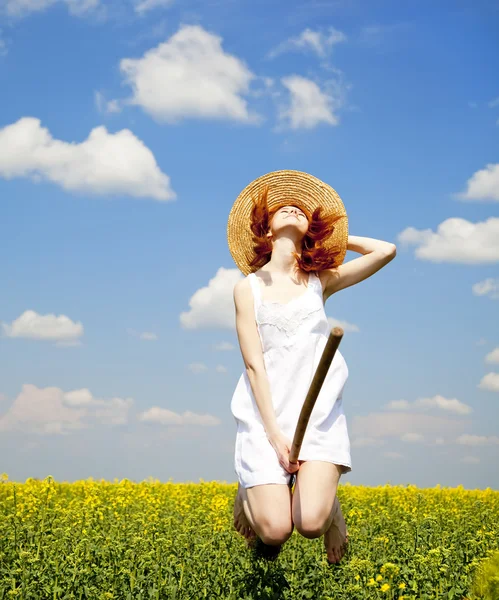 Redhead incantatrice volare sopra primavera campo di colza a scopa . — Foto Stock