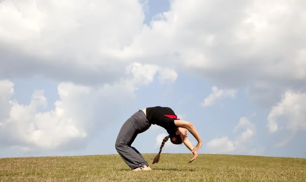 Ragazza fare yoga a prato . — Foto Stock