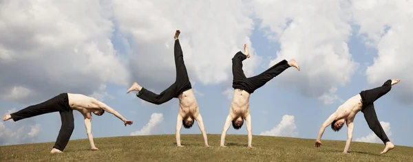 Les hommes font de l'acrobatie au pré . — Photo