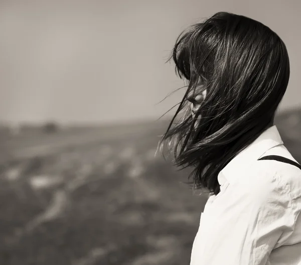 Chica al aire libre. Foto en blanco y negro . — Foto de Stock