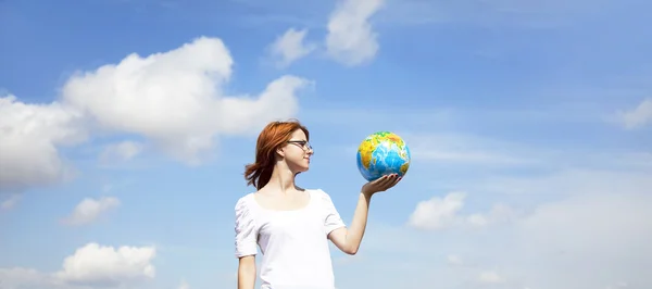 Молодые предпринимательницы в белом держат в руках глобус — стоковое фото