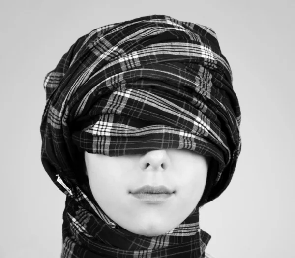 Девушка из моды с шарфом на голове. Фотография в черно-белом цвете — стоковое фото