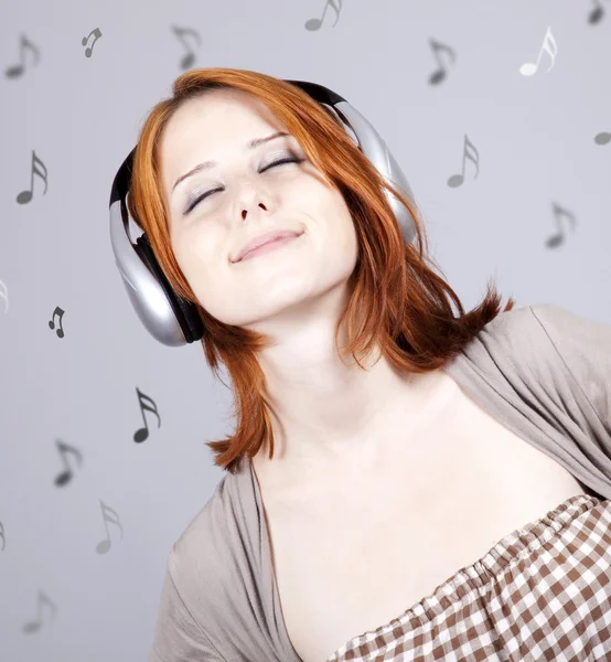 Flicka med moderna hörlurar. — Stockfoto
