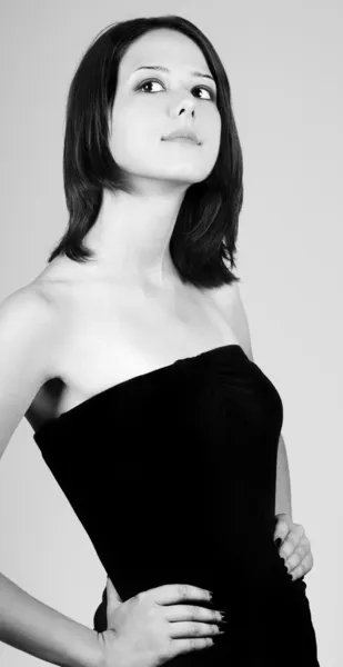 젊은 패션 모델 소녀입니다. 흑인과 백인 스타일 사진. — 스톡 사진