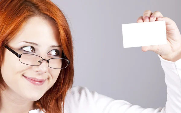 空白の白いカードと、若い美しい幸せな女性のポートレート — ストック写真