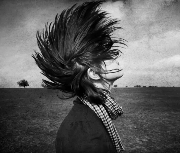 Портрет девушки с ирокезом на открытом воздухе . — стоковое фото