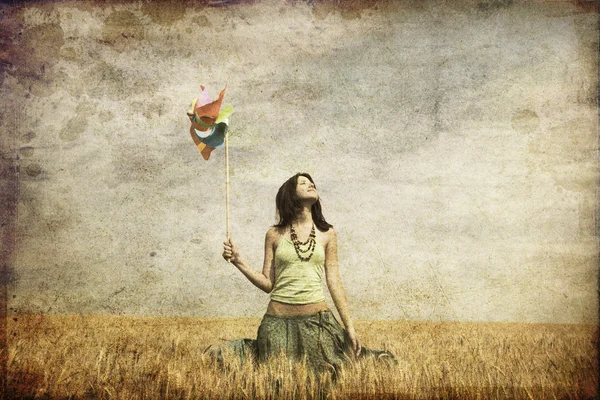 Dziewczyna z turbin wiatrowych w polu pszenicy. zdjęcie w starych obrazów kolorowych — Zdjęcie stockowe