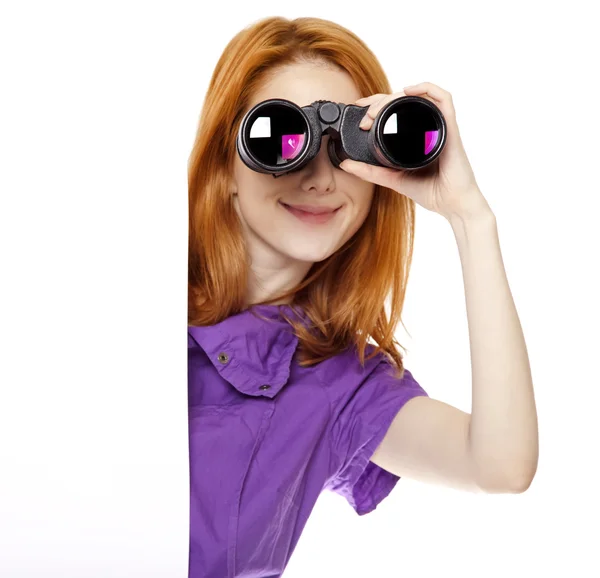 Teen rothaarige Mädchen mit Fernglas isoliert auf weißem Hintergrund — Stockfoto