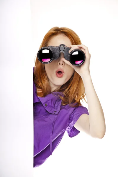 Chica pelirroja adolescente con prismáticos aislados sobre fondo blanco — Foto de Stock