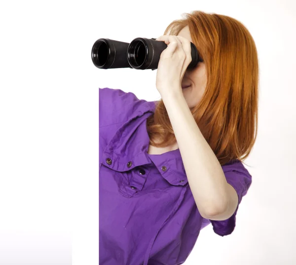 Teen rossa ragazza con binocolo isolato su sfondo bianco — Foto Stock
