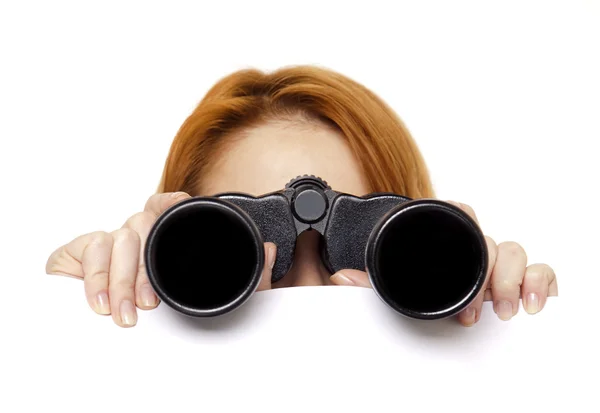 Chica pelirroja adolescente con prismáticos aislados sobre fondo blanco —  Fotos de Stock