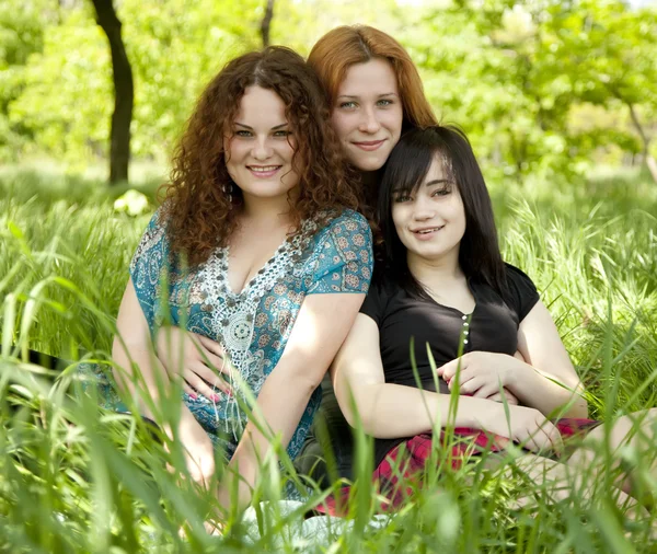 Τρία κορίτσια στο πάρκο. — Φωτογραφία Αρχείου
