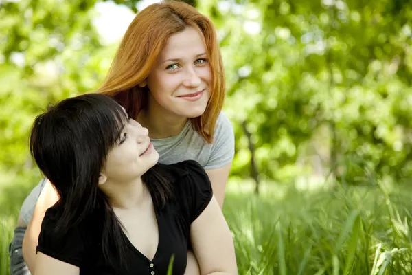 Twee meisjes in het park. — Stockfoto
