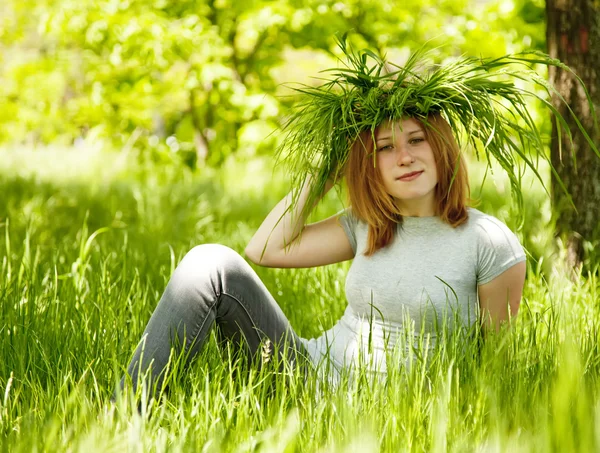 Roodharige meisje op groen gras. — Stockfoto