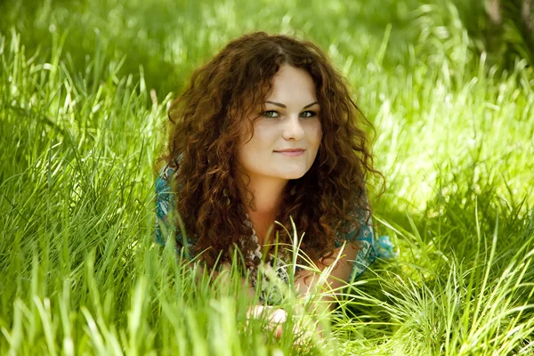Redhead girl at green grass. — Stock Photo, Image