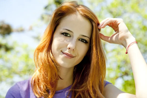 Yaz aylarında parkta güzel kızıl saçlı kız. — Stok fotoğraf