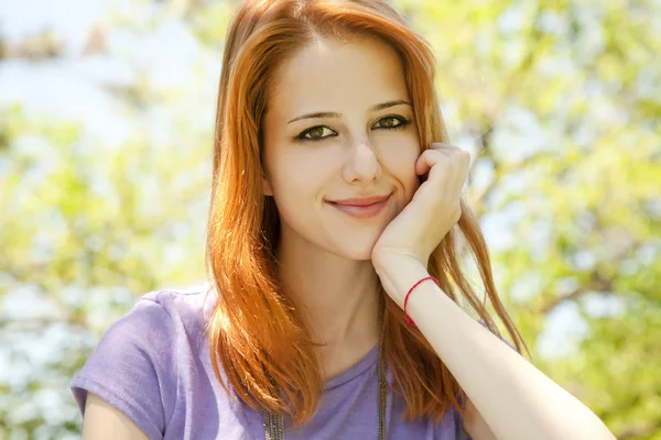 Mooi roodharig meisje in het park in de zomer. — Stockfoto