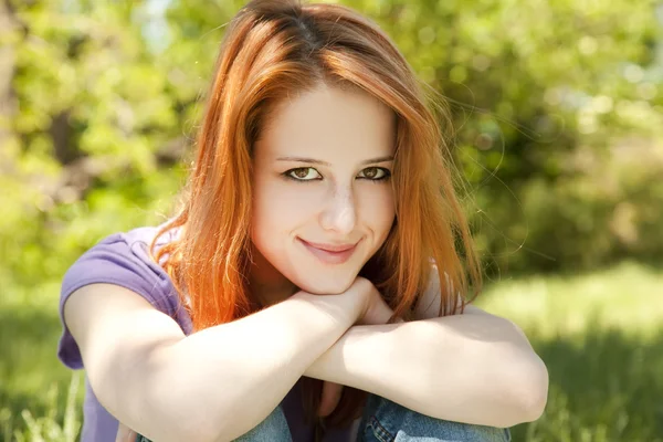 Mooi roodharig meisje in het park in de zomer. — Stockfoto