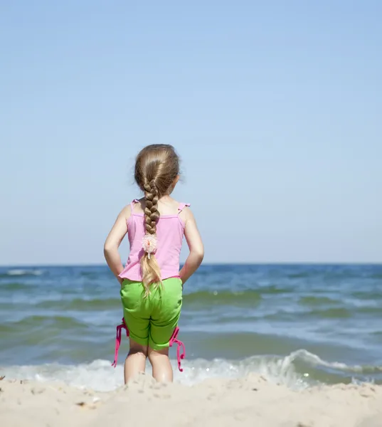 Ευτυχισμένο παιδί στην παραλία το καλοκαίρι. — Φωτογραφία Αρχείου