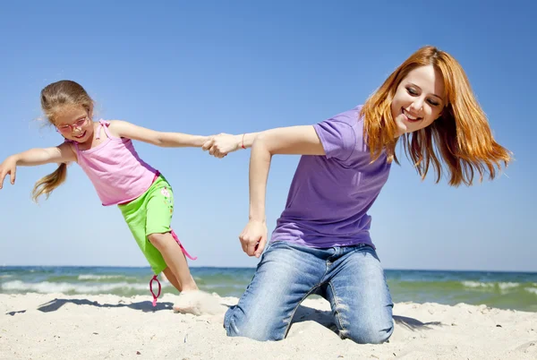 Dos hermanas felices en la playa de verano . — Foto de Stock