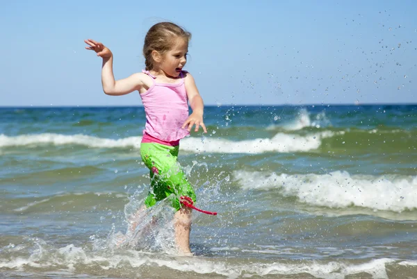 Szczęśliwe dziecko na plaży latem. — Zdjęcie stockowe