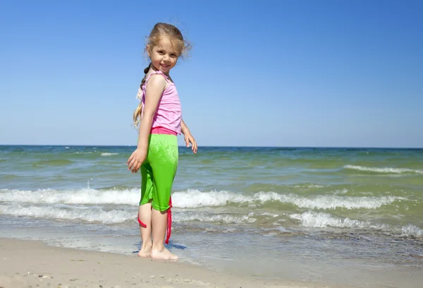 Lyckligt barn på sommaren beach. — Stockfoto