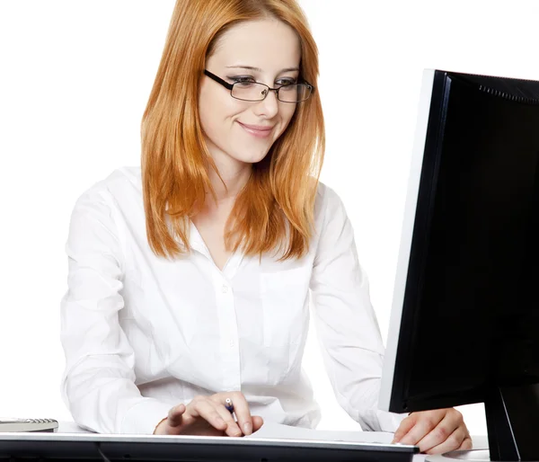 Bilgisayar kullanarak gülümseyen genç iş kadını — Stok fotoğraf