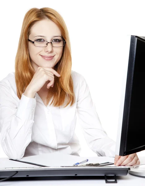 コンピューターを使用して若いビジネス女性の笑みを浮かべてください。 — ストック写真