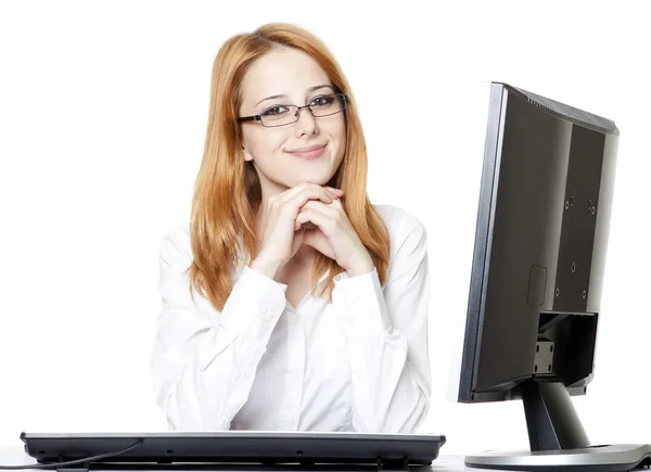 Улыбающаяся молодая деловая женщина с помощью компьютера — стоковое фото