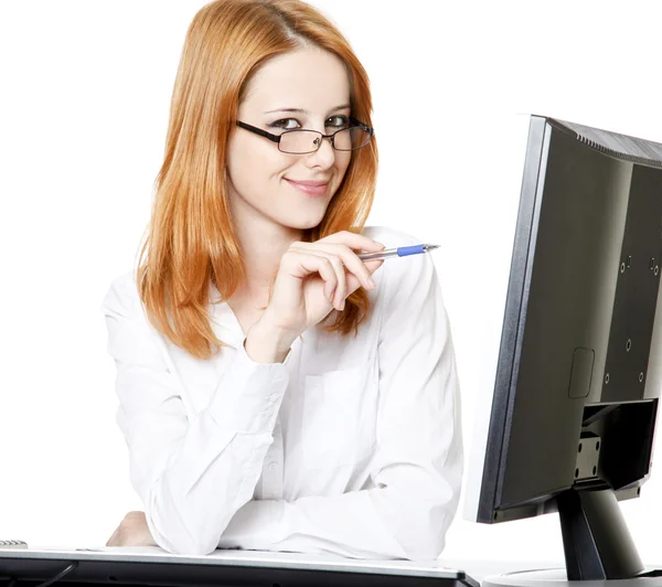コンピューターを使用して若いビジネス女性の笑みを浮かべてください。 — ストック写真