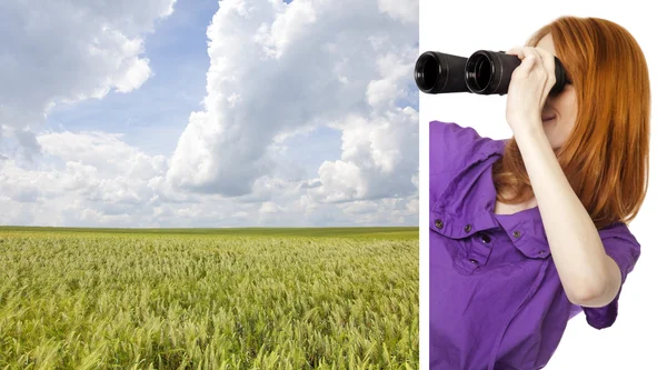 Adolescente pelirroja chica con prismáticos mirando campo de trigo de co — Foto de Stock
