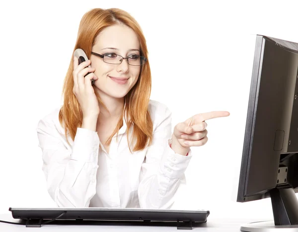Sorridente giovane donna d'affari che chiama per telefono . — Foto Stock