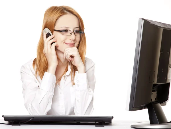 Leende ung affärskvinna ringer via telefon. — Stockfoto
