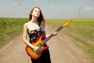 Rock gitar kırsal kız.