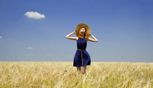 Bahar buğday tarlasında kızıl saçlı kız. — Stok fotoğraf