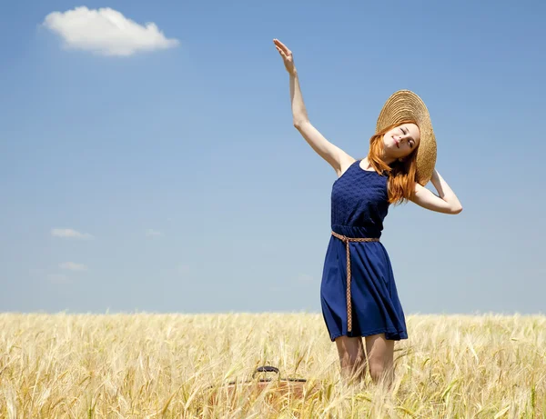 春の小麦畑の赤毛の女の子. — ストック写真