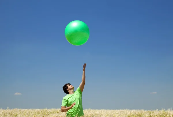 A zöld labdát Búzamező férfiak. — Stock Fotó