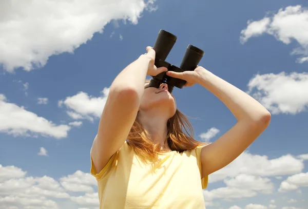 Girl with binocular watching in sky. — Stock Photo, Image