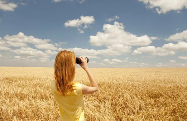 麦畑で両眼と赤毛の女の子. — ストック写真